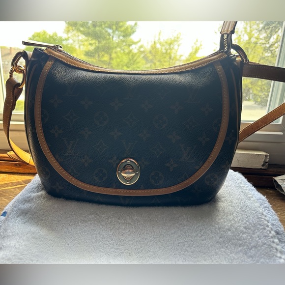 Louis Vuitton monogram bag in Excellent condition with purchase LV lock and key. - Picture 4 of 17